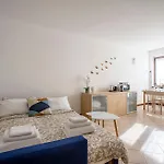 Daire Getaway - Cozy Garden Near The Mandello del Lario