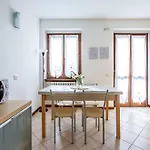 Daire Getaway - Cozy Garden Near The Mandello del Lario