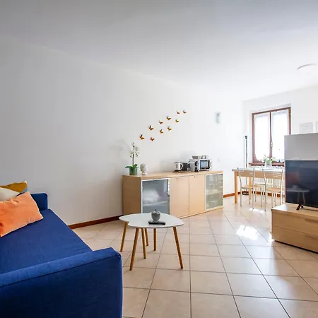 - Lakeside Bliss Apartment