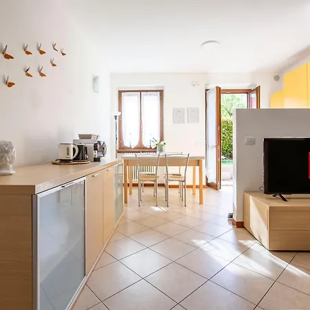 - Lakeside Bliss Apartment *