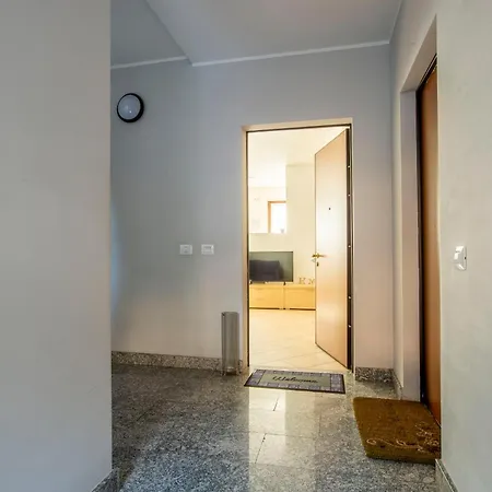 - Lakeside Bliss Apartment *