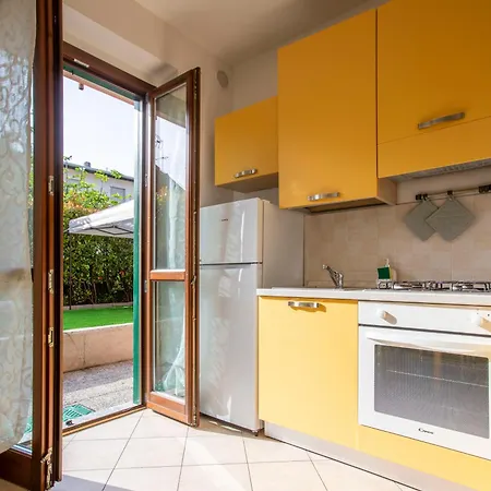 - Lakeside Bliss Apartment