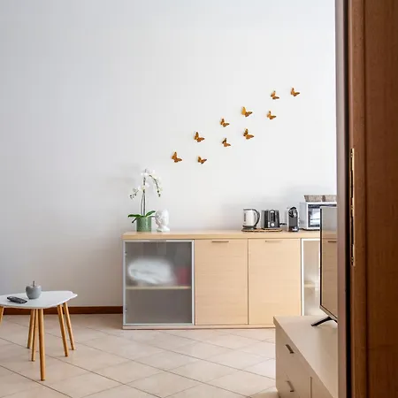 - Lakeside Bliss Apartment *