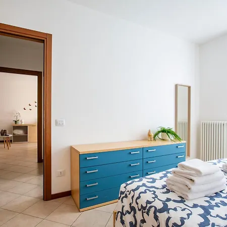 - Lakeside Bliss Apartment *