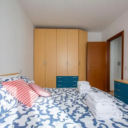 - Lakeside Bliss Apartment